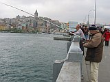 Galata Bridge 上釣魚.jpg