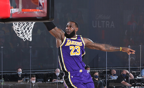 lebron-dunks-rockets-ahs.jpg