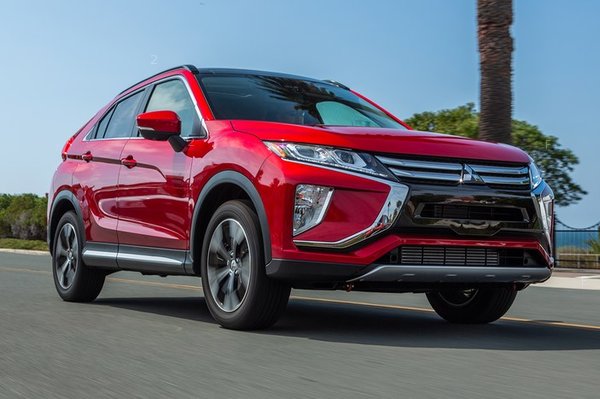 2018-Mitsubishi-Eclipse-Cross-front-three-quarter-in-motion-02.jpg
