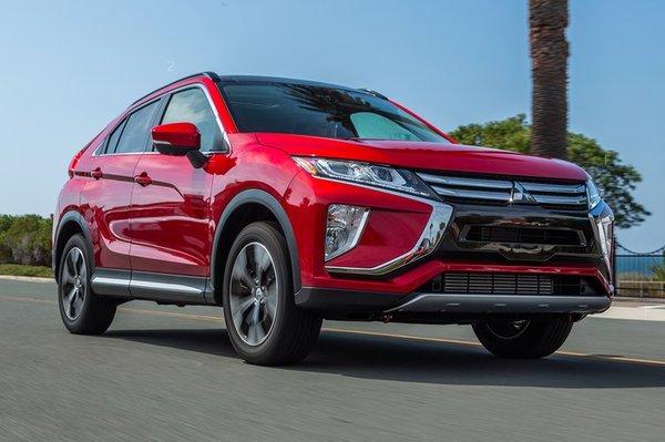 2018-Mitsubishi-Eclipse-Cross-front-three-quarter-in-motion-02.jpg