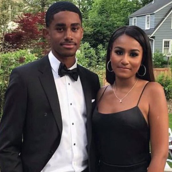 Sasha-Obama-Goes-to-Prom-Michelle-Obama-and-Malia-Obama-Pop-in-for-Family-Pictures-04.jpg