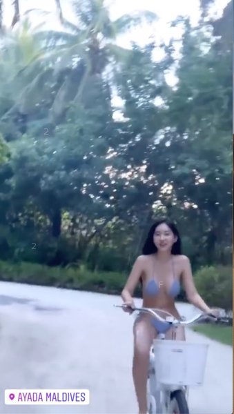 韓國模特兒Zenny比堅尼踩單車1.jpg