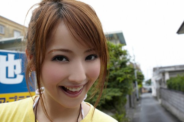 nozomi-sasaki-in-yellow-shirt09.jpg