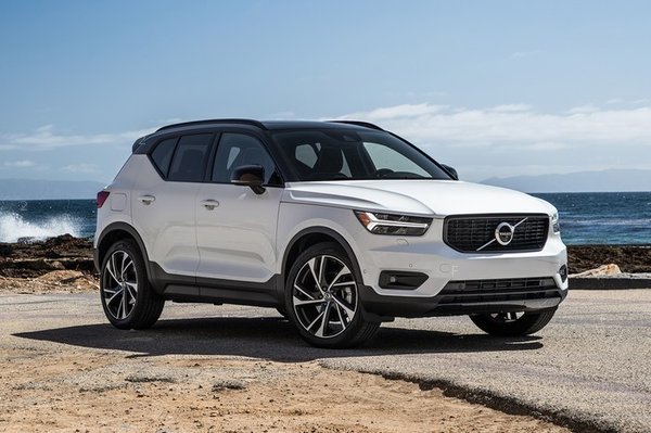 2019-Volvo-XC40-T5-front-three-quarter-02.jpg