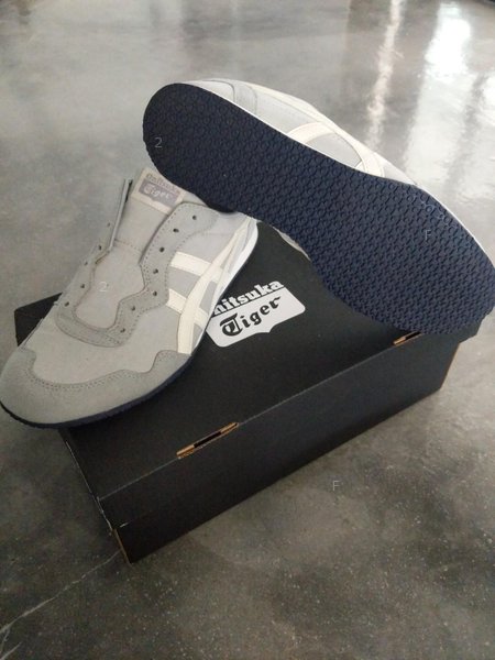 onitsukatiger_serrano_slip_on_mid_greycream_1537422665_f9ebaf56_progressive.jpg