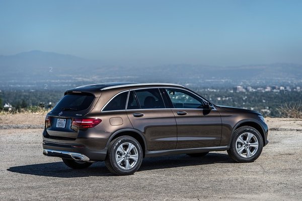 2017-Mercedes-Benz-GLC300-rear-side-02.jpg