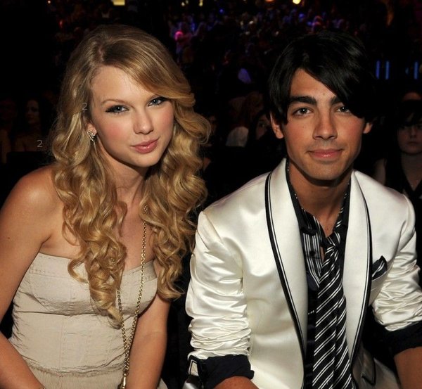 taylor-swift_15-800x737.jpg