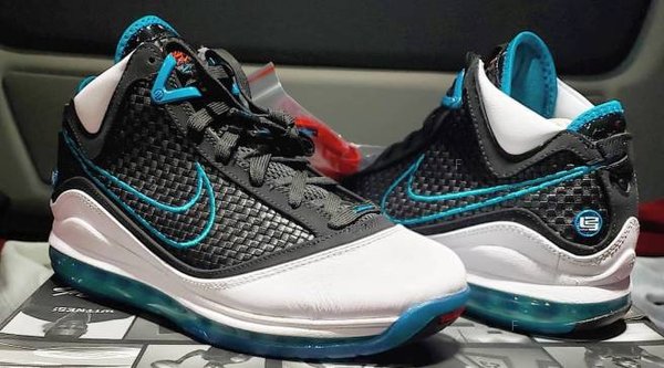 nike-lebron-7-retro-red-carpet-2019.jpg