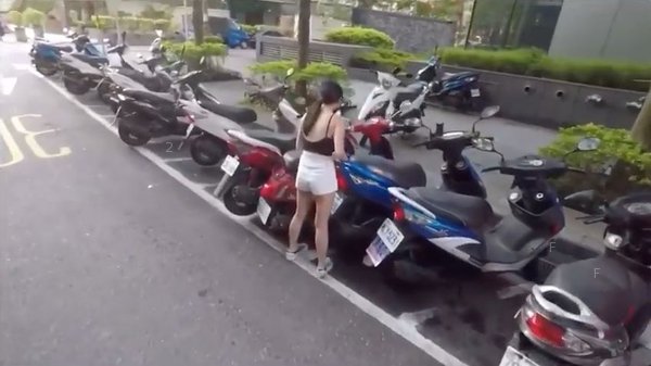 身材好正妹受困被幫助4.jpg