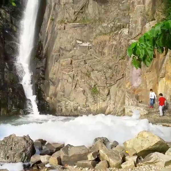waterfall01.jpg