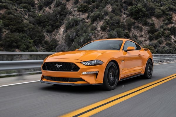 2018-Ford-Mustang-GT-front-three-quarter-in-motion-02.jpg