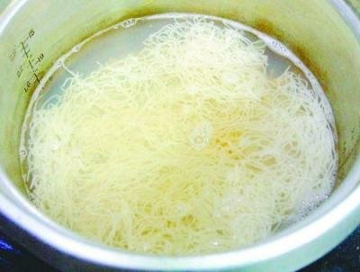 1.　將麵線放入沸水中。.jpg