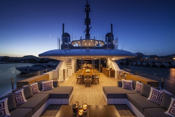 EIGHT-Upper-Deck-665x444.jpg