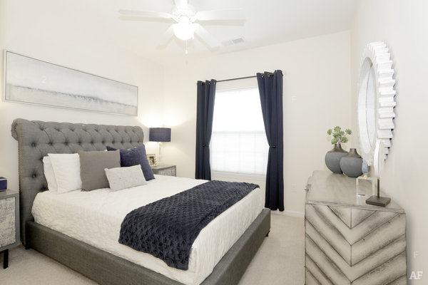 windsor-west-apartments-champaign-il-richmond-2br---master-bedroom.jpg