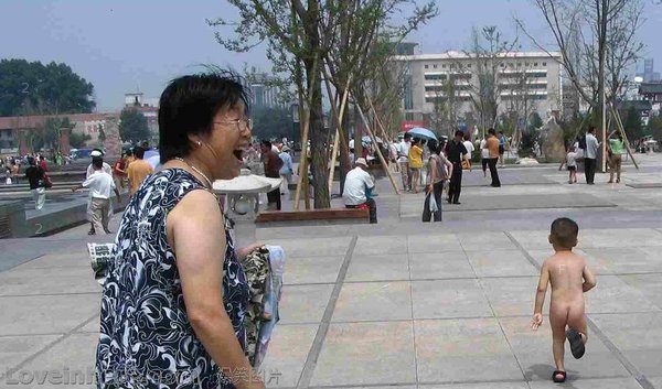 有人裸奔啊！.JPG