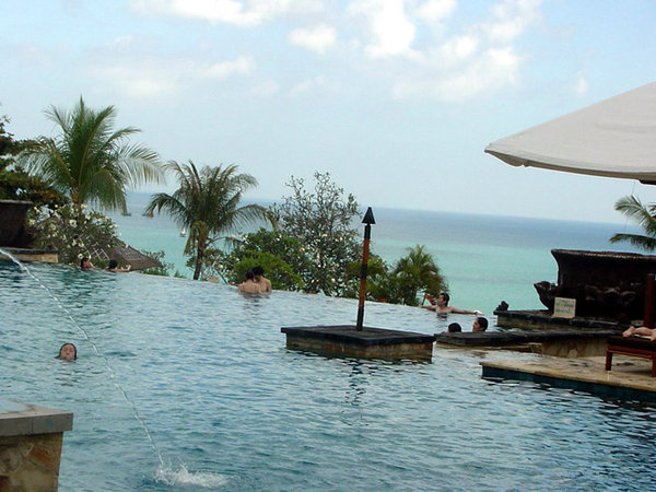 Ritz Carlton的泳池(日間拍,有連到海上的感覺).jpg