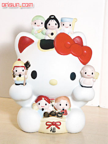 融 合 七 福 神 的 招 財 貓 ， 通 常 面 容 慈 和 ， 抱  或 舉 起 一 眾 小 貓 或 人 物 ， 這 個 七 福 神 Hello Kitty 正 是 佳 作 。 　 $278 （ A ）.jpg