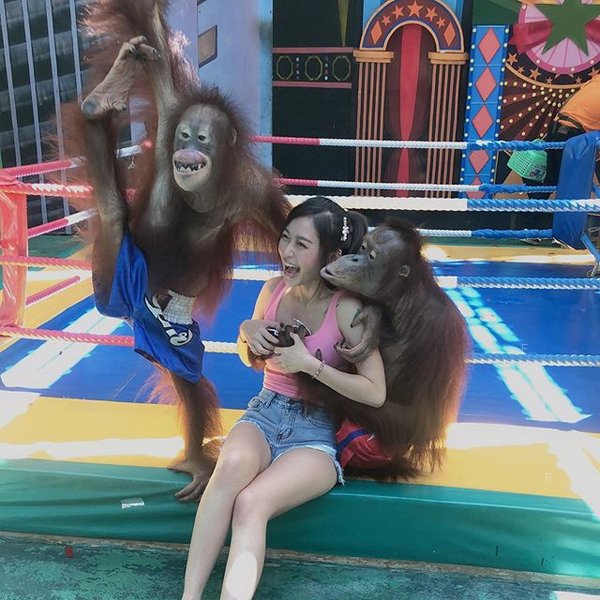 馬來女團成員Stella曾樂晴遭胸襲1.jpg
