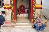 一名尼泊爾老婆婆坐在街邊的神龕前，這樣的神龕在加德滿都隨處可見。.jpg