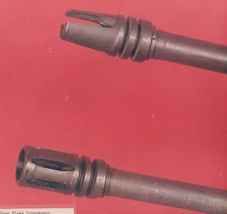 早期的M16A1消焰器与后期的M16A1消焰器.jpg