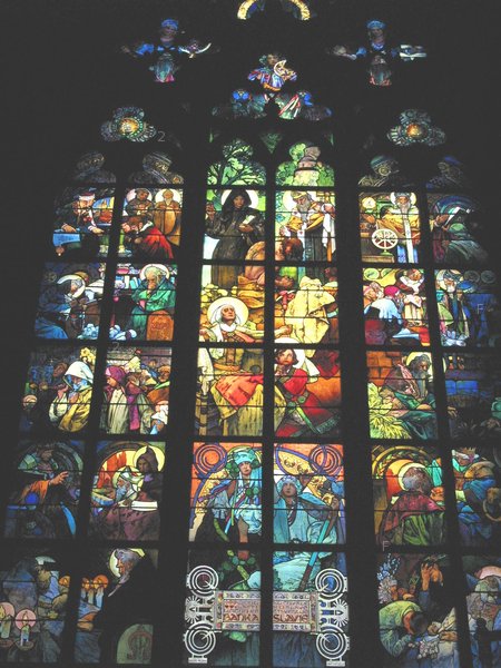 教堂的彩色破璃窗主題多是聖經故事.jpg
